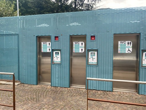 Ancora fuori servizio i bagni pubblici di Omegna