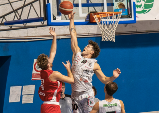 Basket, derby dei due laghi ad alta tensione: Arona supera Omegna 70-63 Basket, derby dei due laghi ad alta tensione: Arona supera Omegna 70-63