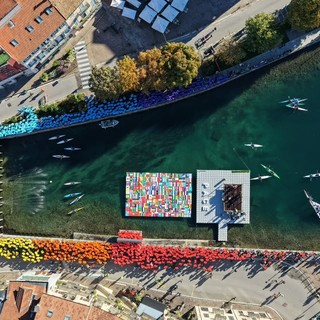 Omegna, record per la bandiera umana della pace più grande al mondo: 2.404 partecipanti