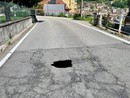 Una voragine sulla strada a Cireggio: chiusa via Matteotti FOTO