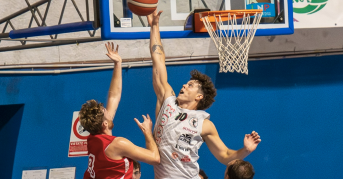 Basket, derby dei due laghi ad alta tensione: Arona supera Omegna 70-63
