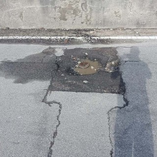 Proteste per le buche in città