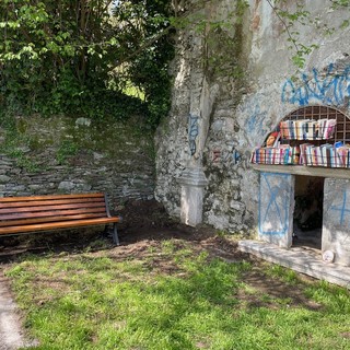 La mini biblioteca all’aperto di Biganzolo si è dotata anche di una panchina