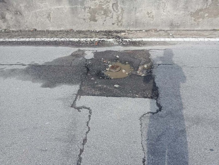 Proteste per le buche in città