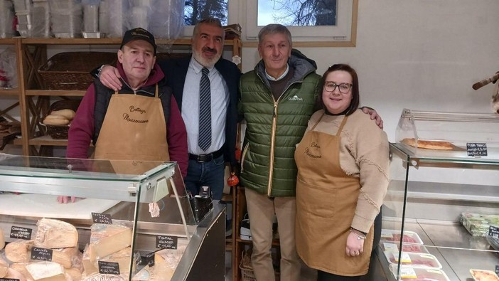 Nella foto Carlo Quaretta, Giuseppe Finoia e i  gestori Francesca e Guglielmo Vallana