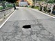 Una voragine sulla strada a Cireggio: chiusa via Matteotti FOTO Una voragine sulla strada a Cireggio: chiusa via Matteotti FOTO