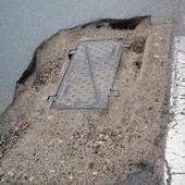 Strade dissestate a Omegna: in via Manzoni una buca pericolosa e non segnalata
