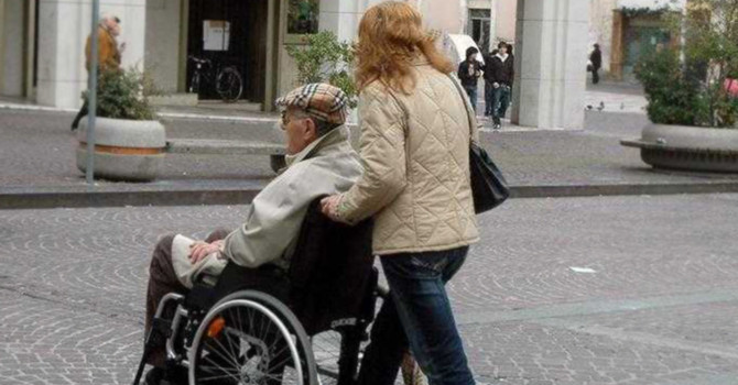 Colf, badanti e babysitter: il lavoro invisibile che gli italiani non vorrebbero per i figli