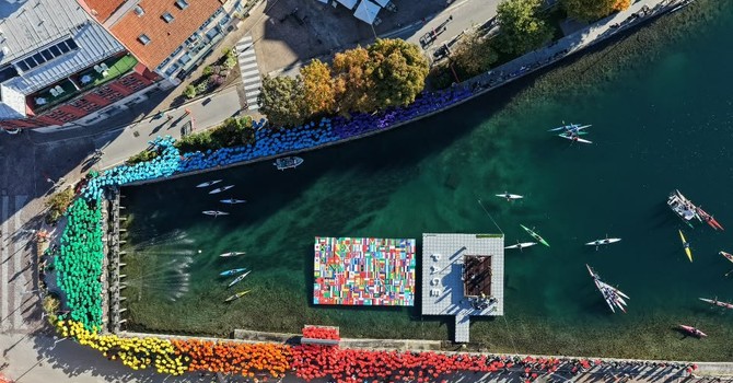 Omegna, record per la bandiera umana della pace più grande al mondo: 2.404 partecipanti Omegna, record per la bandiera umana della pace più grande al mondo: 2.404 partecipanti