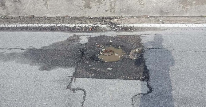 Proteste per le buche in città