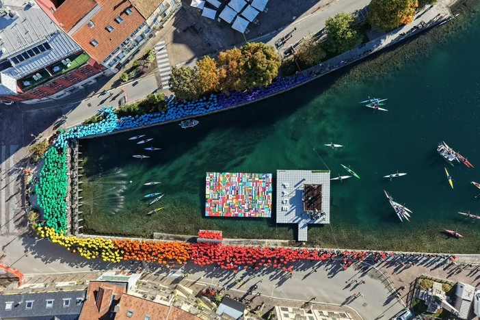 Omegna, record per la bandiera umana della pace più grande al mondo: 2.404 partecipanti Omegna, record per la bandiera umana della pace più grande al mondo: 2.404 partecipanti