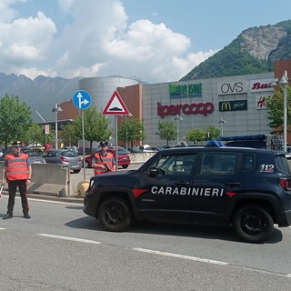 Carabinieri denunciano una donna per tentato furto di scarpe