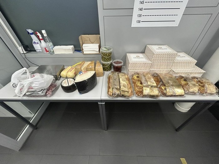 Parte della merce di contrabbando scoperta dai doganieri