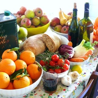 Spreco alimentare, l’Italia riduce ma resta sopra la media Ue: 555 grammi a settimana per cittadino