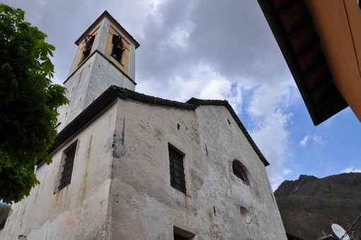 Spoccia celebra il restauro dello storico portale della chiesa con un concerto del Duo Libertango Spoccia celebra il restauro dello storico portale della chiesa con un concerto del Duo Libertango