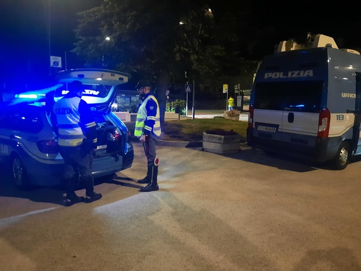 Cerca di nascondere cocaina sotto il piede: sanzionata una donna