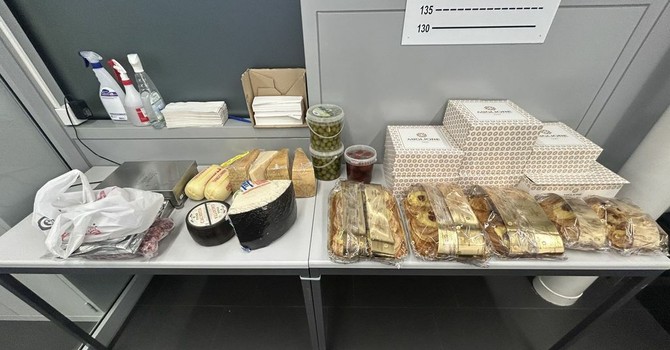 Parte della merce di contrabbando scoperta dai doganieri Parte della merce di contrabbando scoperta dai doganieri