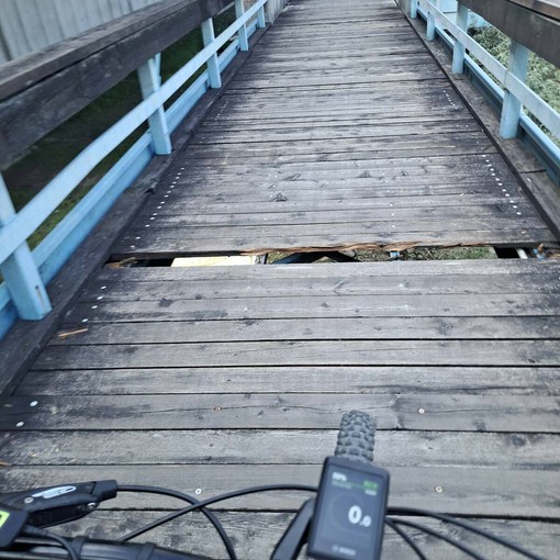 Pericolosa la ciclabile allo svincolo di Baveno Pericolosa la ciclabile allo svincolo di Baveno