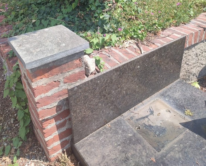 Cireggio, altri atti vandalici al cimitero: rubata una statua di bronzo Cireggio, altri atti vandalici al cimitero: rubata una statua di bronzo