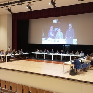 Via libera alla variazione di bilancio, ma le opposizioni attaccano