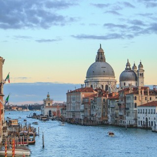 Venezia e la sfida del turismo sostenibile: come cambia l’accesso delle grandi navi alla Laguna