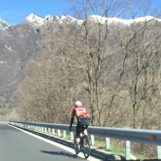 Un ciclista sulla superstrada tra Ornavasso e Mergozzo