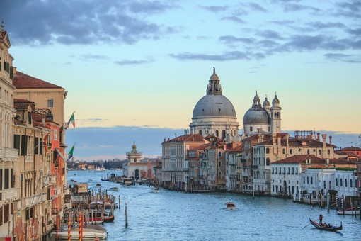 Venezia e la sfida del turismo sostenibile: come cambia l’accesso delle grandi navi alla Laguna