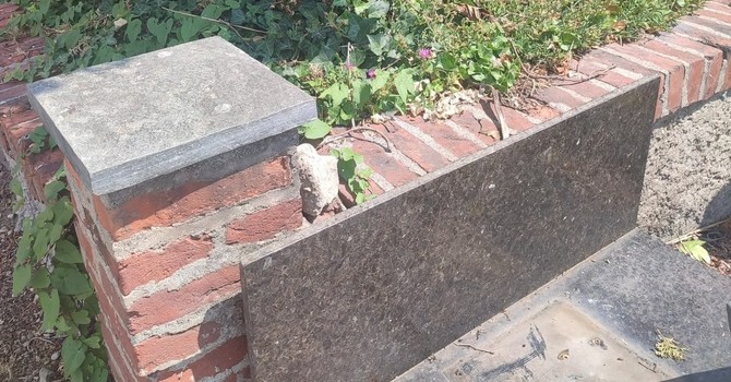 Cireggio, altri atti vandalici al cimitero: rubata una statua di bronzo Cireggio, altri atti vandalici al cimitero: rubata una statua di bronzo