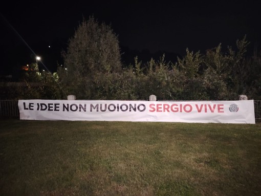CasaPound, striscione sul lungolago per Ramelli: “Le idee non muoiono, Sergio vive” CasaPound, striscione sul lungolago per Ramelli: “Le idee non muoiono, Sergio vive”
