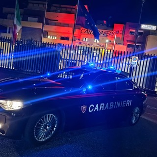 Ubriaco minaccia di spararsi in casa, salvato dall'intervento dei carabinieri