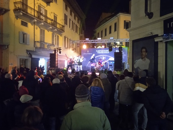 Pallanza, divieto di vetro e lattine per la notte di Capodanno Pallanza, divieto di vetro e lattine per la notte di Capodanno