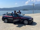 Gettava oggetti pericolosi da un balcone su passanti e turisti: denunciato a Stresa VIDEO Gettava oggetti pericolosi da un balcone su passanti e turisti: denunciato a Stresa VIDEO