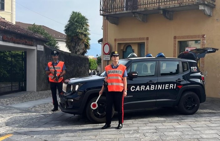 Cannobio, finge di cambiare monete per il parcometro e sottrae 2000 franchi ad una donna: arrestato un 49enne