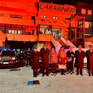 Il comando provinciale dei carabinieri illuminato di arancione per dire no alla violenza sulle donne Il comando provinciale dei carabinieri illuminato di arancione per dire no alla violenza sulle donne