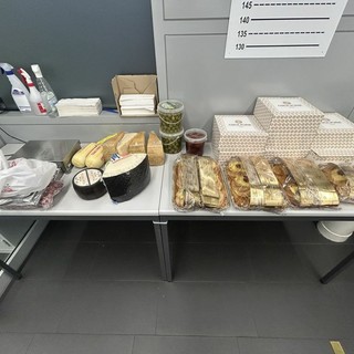 Parte della merce di contrabbando scoperta dai doganieri