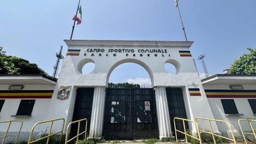 L’ingresso dello stadio comunale a Intra