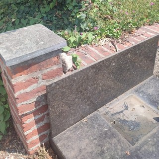 Cireggio, altri atti vandalici al cimitero: rubata una statua di bronzo