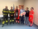 Omegna, dai vigili del fuoco un'importante donazione ai volontari del soccorso Omegna, dai vigili del fuoco un'importante donazione ai volontari del soccorso