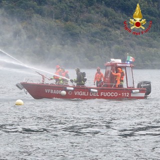 Motoscafo abbordato e barca in fiamme: spettacolare esercitazioni sulle acque del lago Maggiore. FOTO