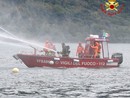 Motoscafo abbordato e barca in fiamme: spettacolare esercitazioni sulle acque del lago Maggiore. FOTO