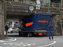 Ancora problemi di viabilità a Omegna: furgone incastrato sotto il ponte della ferrovia