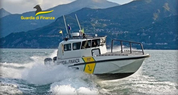Cannobio, catamarano si ribalta nel lago Maggiore: il conducente soccorso dalla guardia di finanza