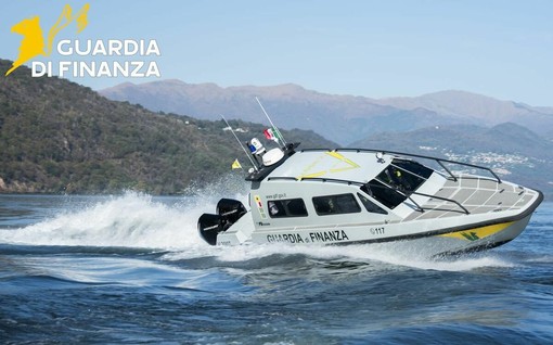 Principio di incendio a bordo di un'imbarcazione, sei persone tratte in salvo a Cannobio Principio di incendio a bordo di un'imbarcazione, sei persone tratte in salvo a Cannobio