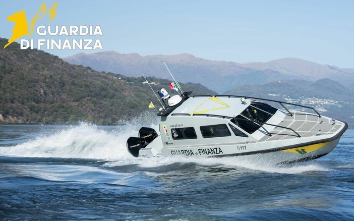 Principio di incendio a bordo di un'imbarcazione, sei persone tratte in salvo a Cannobio Principio di incendio a bordo di un'imbarcazione, sei persone tratte in salvo a Cannobio