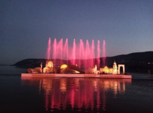Palio Remiero, la fontana luminosa sarà rimontata e resterà fino al 13 settembre Palio Remiero, la fontana luminosa sarà rimontata e resterà fino al 13 settembre