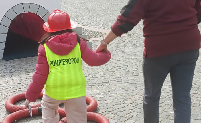 Pompieropoli arriva a Cannobio: un pomeriggio tra giochi, prove e mezzi dei Vigili del fuoco Pompieropoli arriva a Cannobio: un pomeriggio tra giochi, prove e mezzi dei Vigili del fuoco