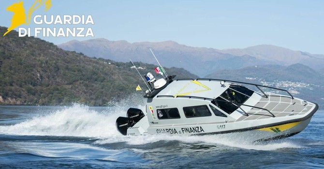 Principio di incendio a bordo di un'imbarcazione, sei persone tratte in salvo a Cannobio