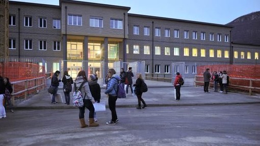 &quot;Sognando tra le stelle e il mare&quot;: La mostra di Antonella Cappuccio al Liceo Gobetti