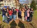 Il simbolico abbraccio agli alberi degli alunni della primaria di Bagnella