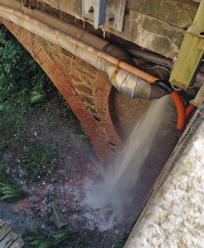 Guasto alla rete idrica, chiuso per una sera il ponte tra via De Angeli e la Vallestrona